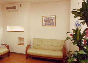 歯科医院設計「広々とした待合室」